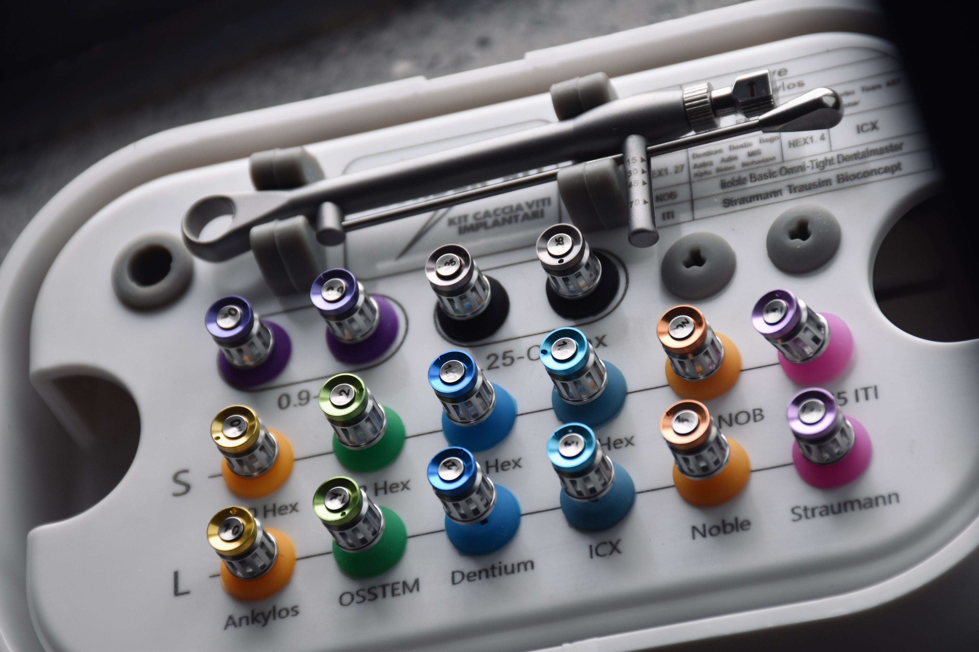 KIT CACCIAVITI IMPLANTARI / THUNDER KIT